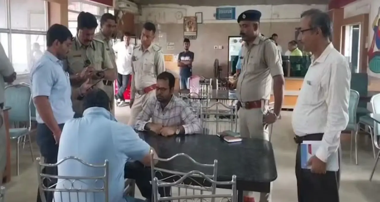 শক্তিগড়ের ল্যাংচা-ধাবায় হঠাৎ খাদ্য সুরক্ষা অভিযান! নষ্ট করা হল ১০০-১৫০ প্যাকেট শরবত, কী পেল প্রশাসন?
