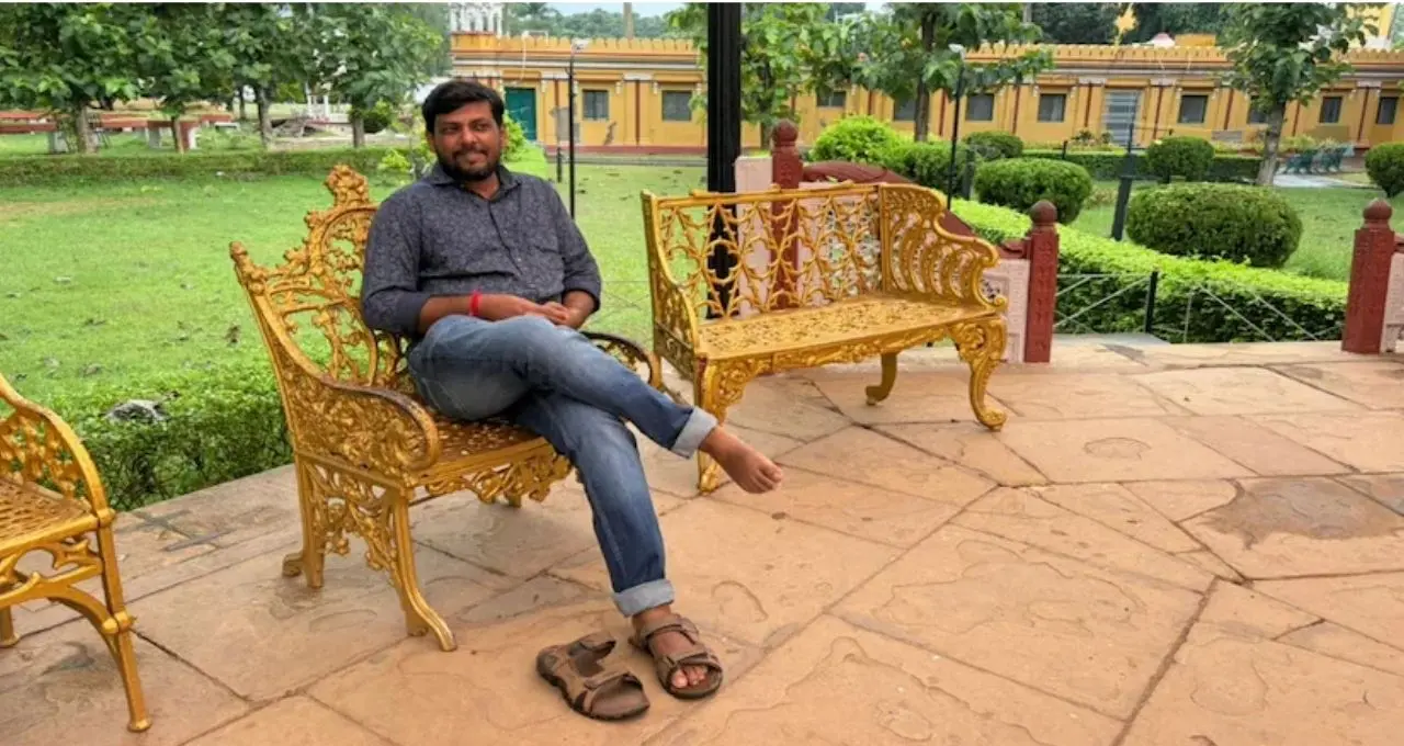 ইটভাটার শ্রমিক বাবার সন্তান, হারিকেনের আলোয় পড়াশোনা! আজ বাংলা সাহিত্যের পরিচিত মুখ রাধামাধব মণ্ডল

