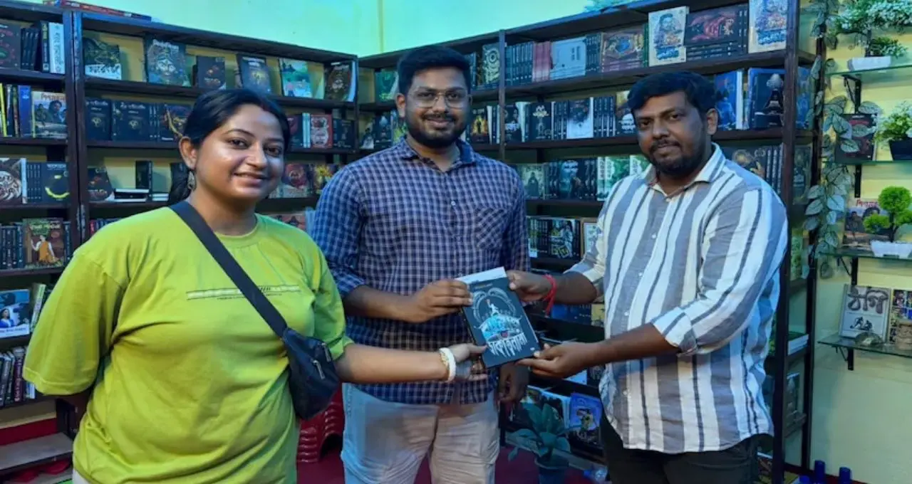 ইটভাটার শ্রমিক বাবার সন্তান, হারিকেনের আলোয় পড়াশোনা! আজ বাংলা সাহিত্যের পরিচিত মুখ রাধামাধব মণ্ডল
