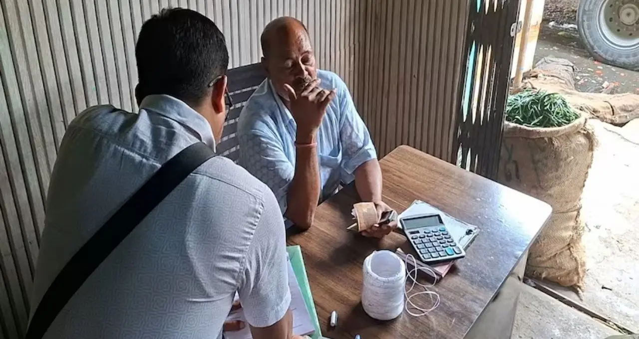 দোকানে প্লাস্টিক ক্যারি ব্যাগ রাখলেই জরিমানা! শিলিগুড়িতে কড়া অভিযান, ব্যবসায়ীদের ৭ দিনের ‘ডেডলাইন’

