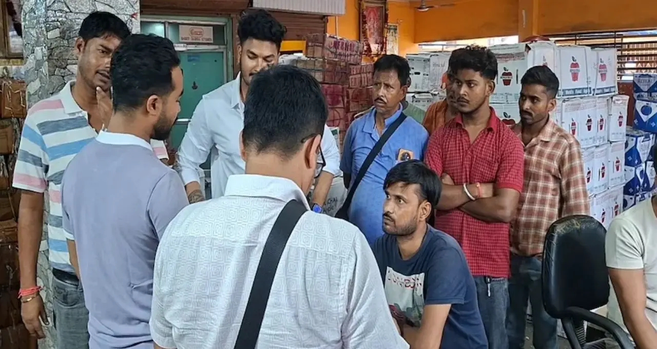দোকানে প্লাস্টিক ক্যারি ব্যাগ রাখলেই জরিমানা! শিলিগুড়িতে কড়া অভিযান, ব্যবসায়ীদের ৭ দিনের ‘ডেডলাইন’
