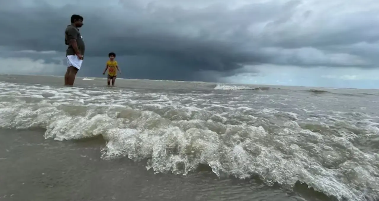 কালই বদলে যাবে আবহাওয়া! ১৯ রাজ্যে ভারী বৃষ্টির সঙ্গে ঝড়-বজ্রপাতের সতর্কতা, সমুদ্রে ৬৫ কিমি বেগে হাওয়া
