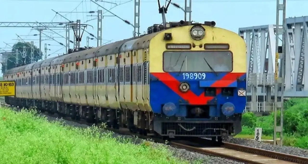 Indian Railways: সেপ্টেম্বরের শুরুতেই বড় ধাক্কা রেলযাত্রীদের! আদ্রা ডিভিশনে বাতিল একাধিক ট্রেন, বদলাল বেশ কয়েকটির রুট