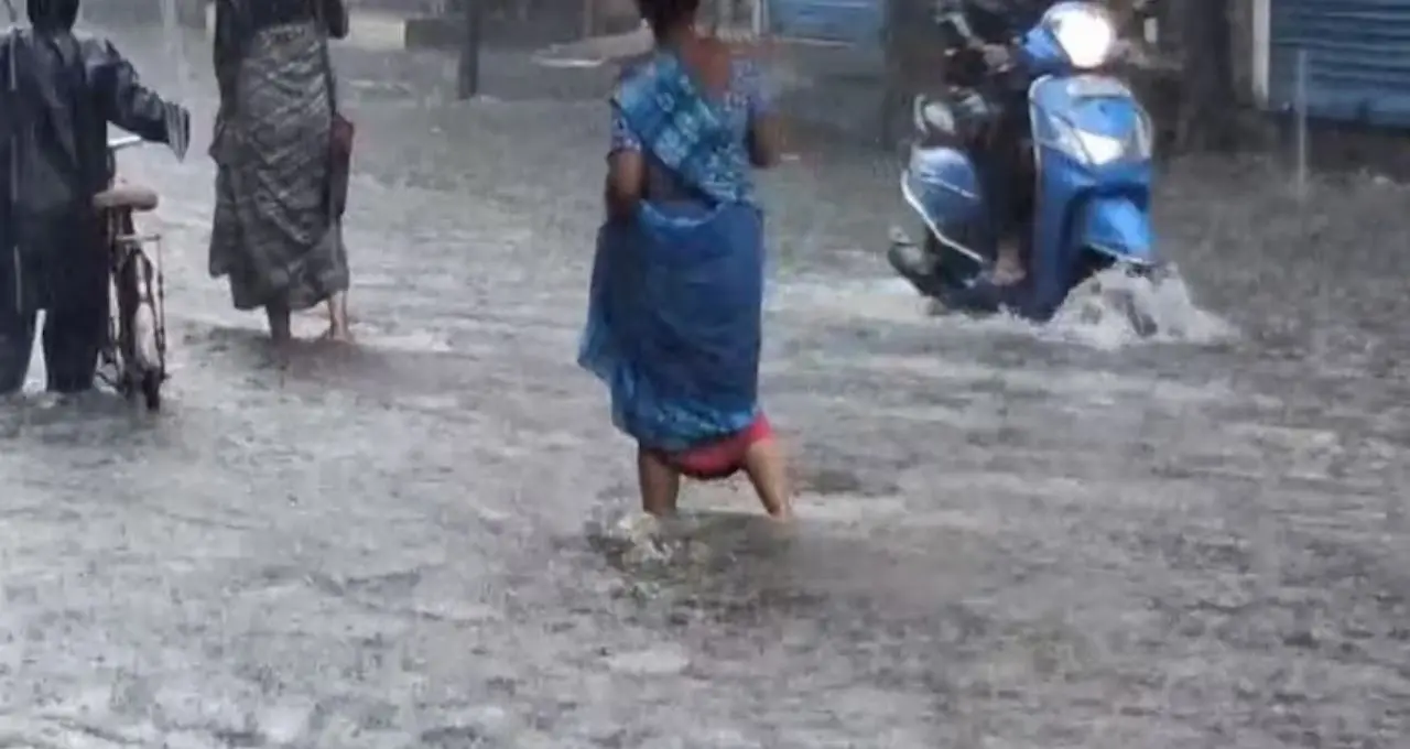 IMD Weather Alert: উত্তরবঙ্গে ফের দুর্যোগের আশঙ্কা! ঝড়-বৃষ্টি চলবে ৪ সেপ্টেম্বর পর্যন্ত, কমলা সতর্কতা জারি ২ জেলায়

