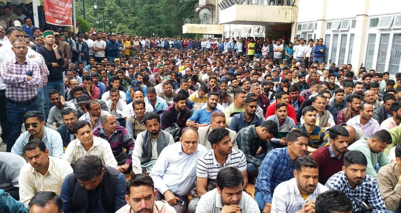 हिमाचल में बिजली बोर्ड कर्मचारियों और पेंशनर्स का शिमला में प्रदर्शन, पुरानी पेंशन बहाली की मांग