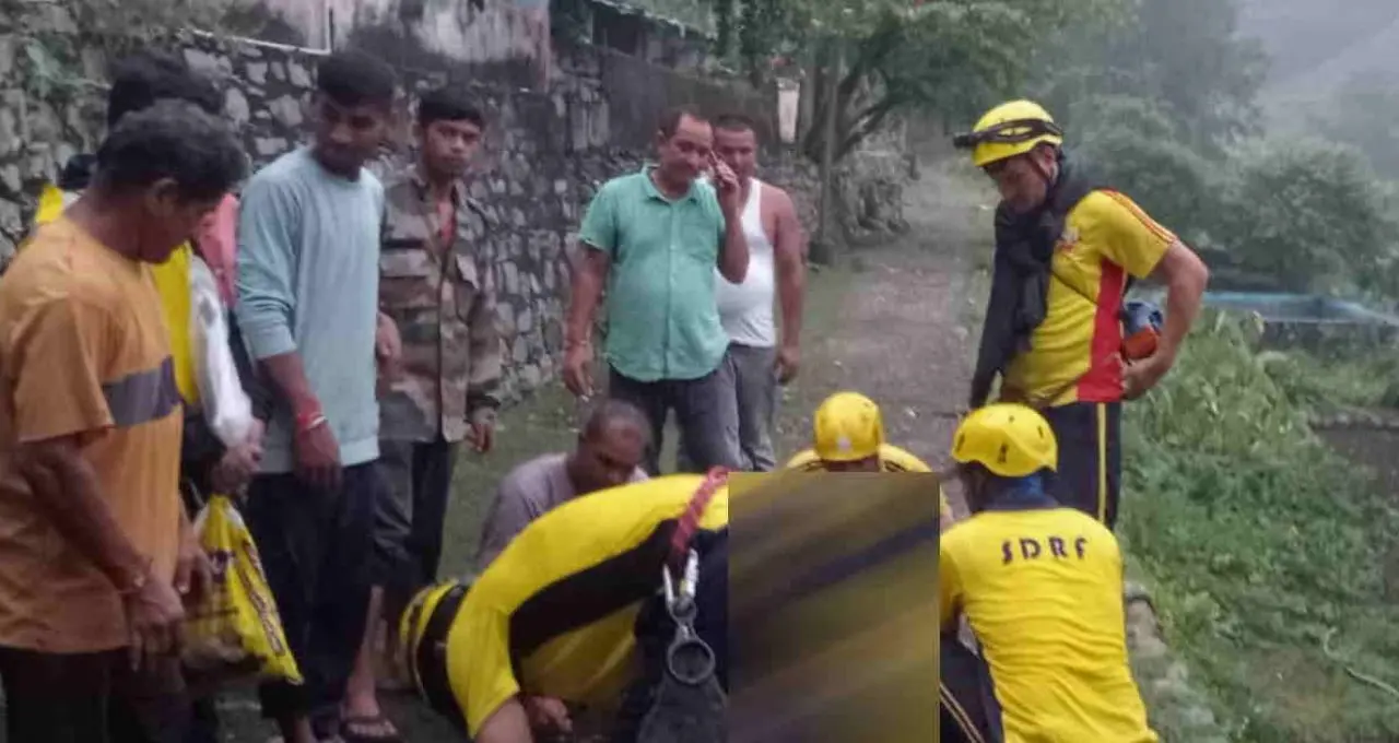 ऋषिकेश में लक्ष्मणझूला-नीलकंठ मार्ग पर भारी मलबा गिरा, जेसीबी दबी, ऑपरेटर ने कूदकर बचाई जान