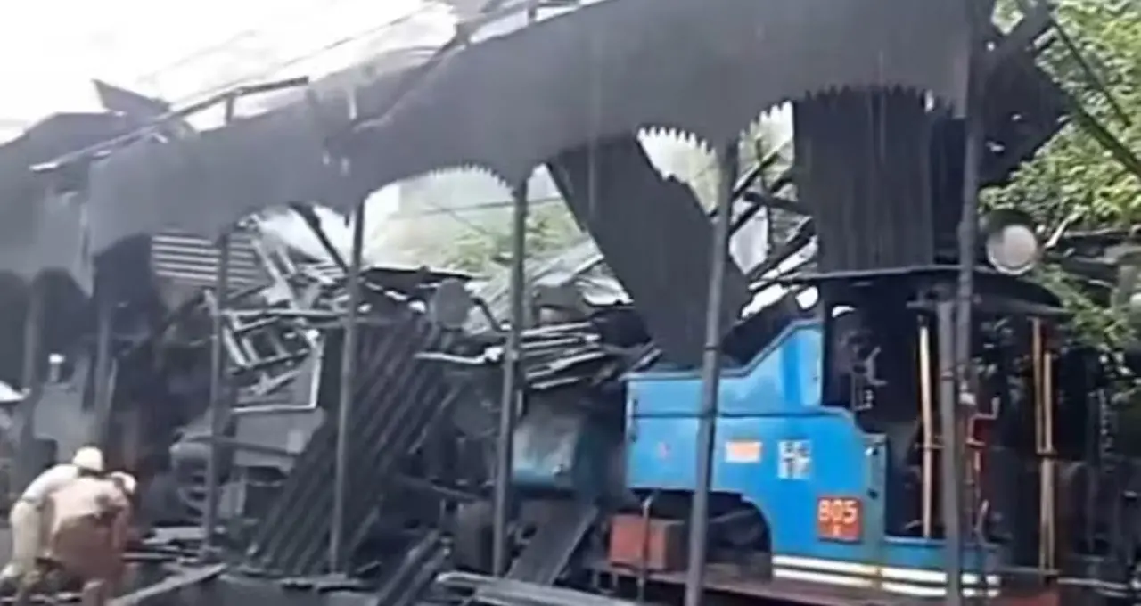 Darjeeling Toy Train: সকালেই বড় বিপত্তি দার্জিলিংয়ে! ভেঙে পড়ল ঐতিহ্যবাহী টয় ট্রেনের ইঞ্জিন শেডের ছাদ, আহত রেলকর্মী
