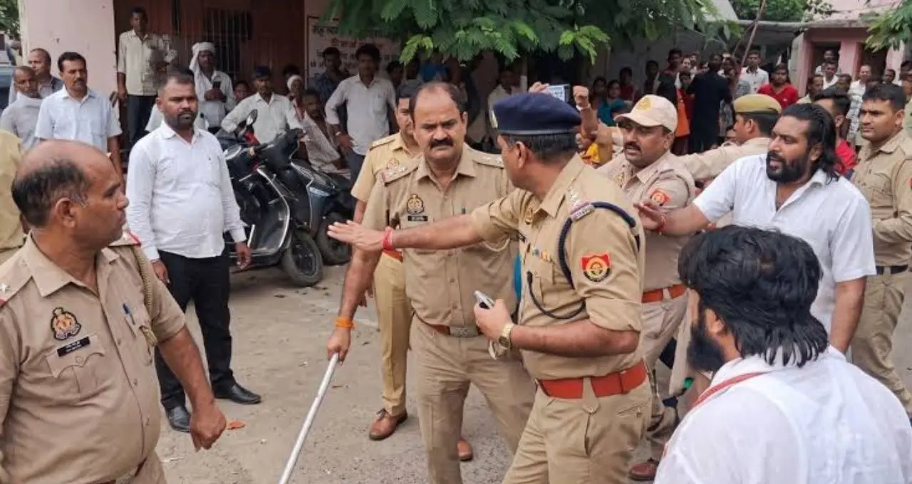 आगरा में प्रदर्शनकारियों पर लाठीचार्ज करने वाले इंस्पेक्टर लाइन हाजिर, DCP वेस्ट ने दिए विभागीय जांच के आदेश