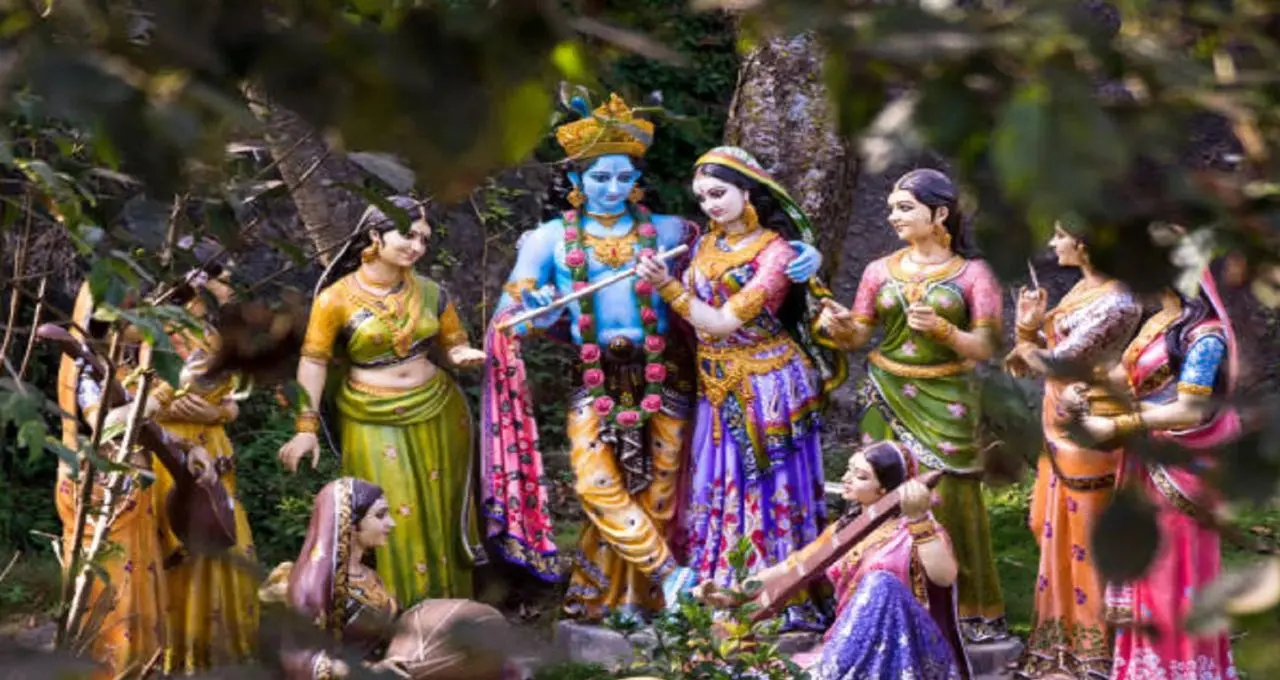 कृष्ण ने गोपियों के वस्त्र क्यों चुराए? श्रीमद्भागवत में बताई गई इस लीला का धार्मिक रहस्य
