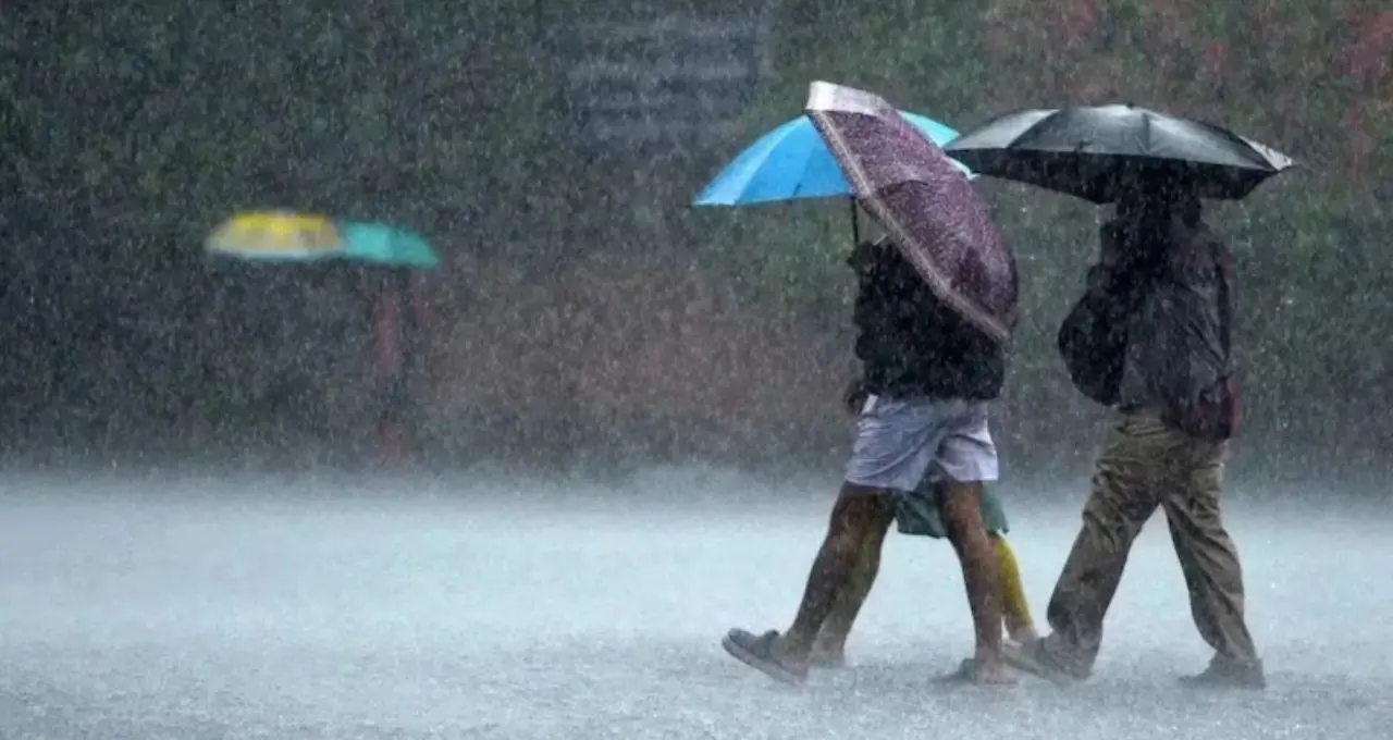 IMD Weather Alert: নিম্নচাপের দাপটে দুর্যোগের আশঙ্কা! রাজ্যের পর রাজ্যে ভারী বৃষ্টি, বাংলাতেও জারি সতর্কতা
