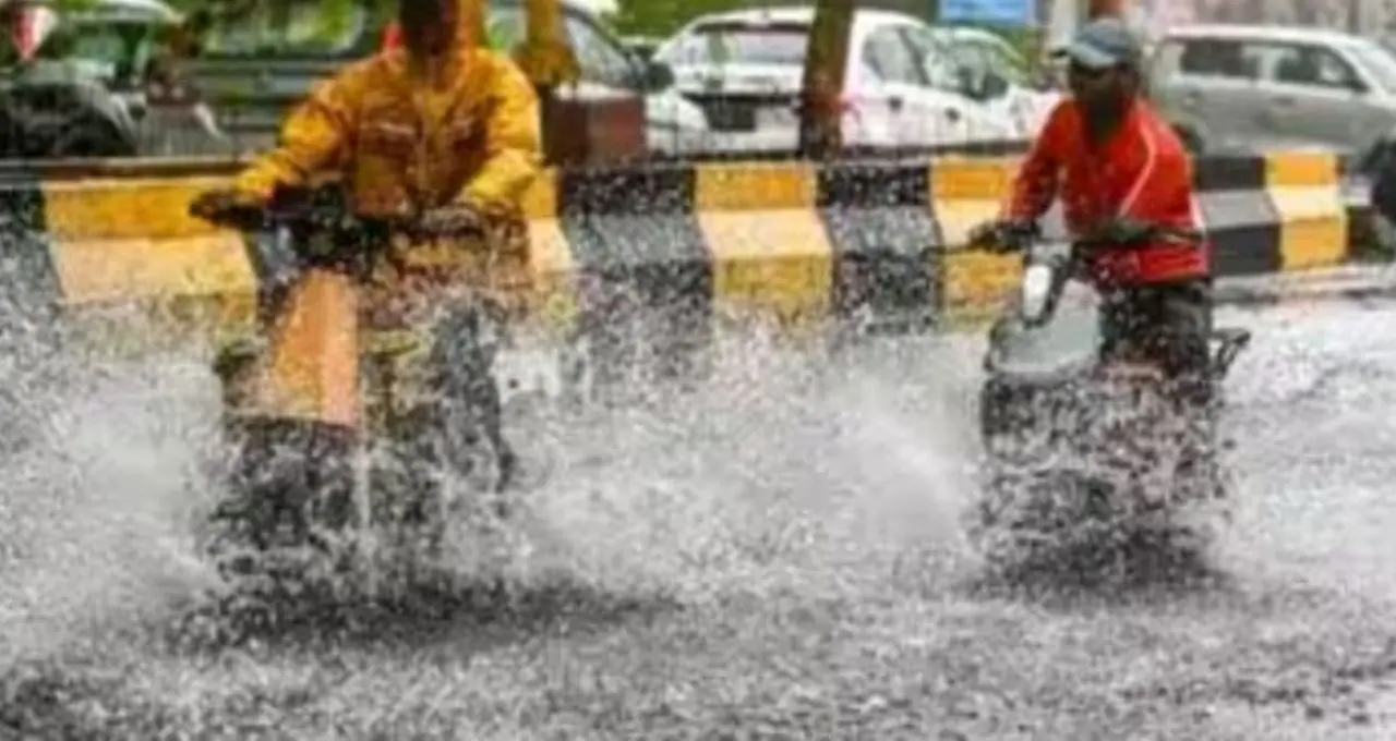 IMD Weather Alert: নিম্নচাপের দাপটে দুর্যোগের আশঙ্কা! রাজ্যের পর রাজ্যে ভারী বৃষ্টি, বাংলাতেও জারি সতর্কতা
