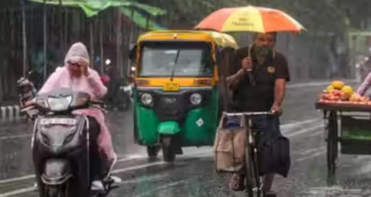 IMD Weather Alert: নিম্নচাপের দাপটে দুর্যোগের আশঙ্কা! রাজ্যের পর রাজ্যে ভারী বৃষ্টি, বাংলাতেও জারি সতর্কতা
