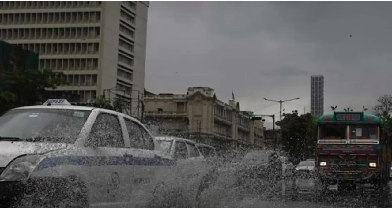 IMD Bengal Weather Update: দক্ষিণবঙ্গের ৭ জেলায় কমলা সতর্কতা! ৪০ কিমি বেগে ঝড়, কখন কমবে বৃষ্টির দাপট?
