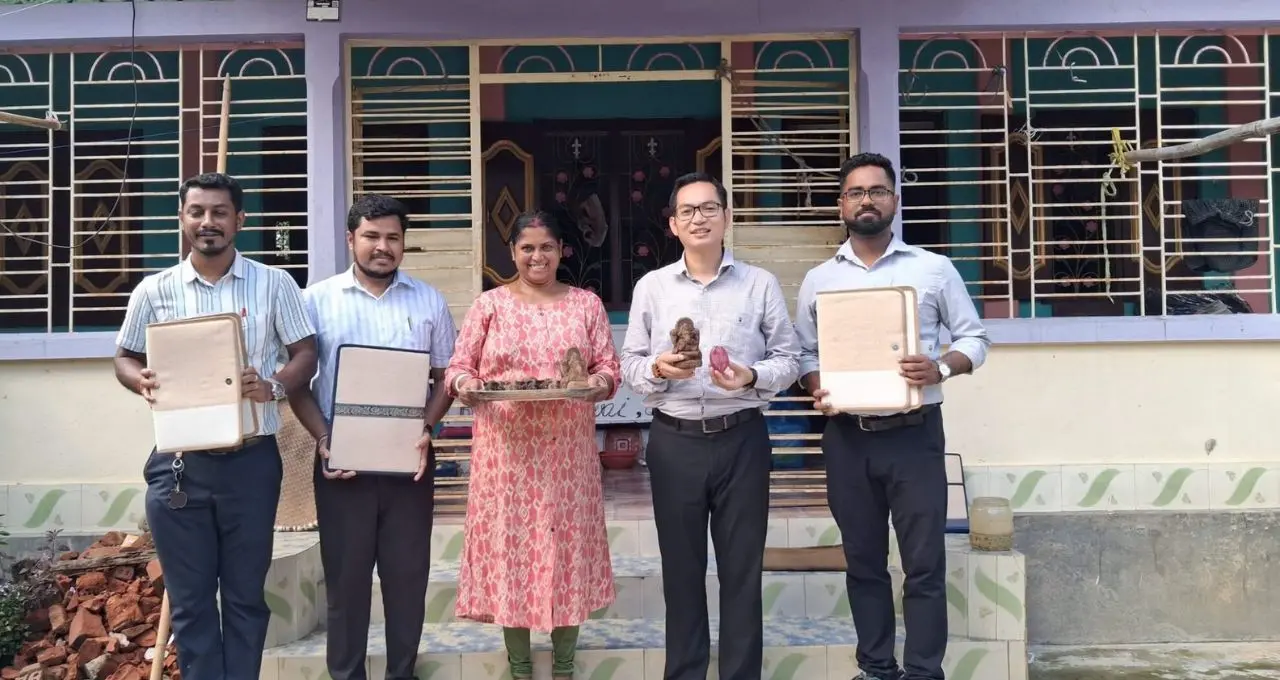 गोबर से कमाई की मिसाल बनीं त्रिपुरा की लखपति दीदी, बना रहीं इको-फ्रेंडली उत्पाद