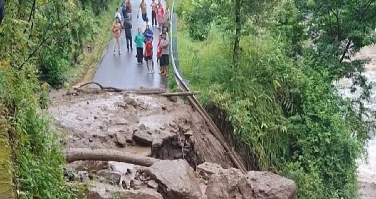 Sikkim Landslide: ফের বড় ধস সিকিমে! মাটি-পাথরের স্তূপে বন্ধ রিম্বি–ইউকসোম রাস্তা, আতঙ্কে স্থানীয়রা
