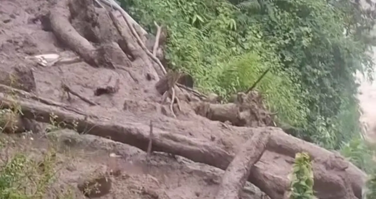 Sikkim Landslide: ফের বড় ধস সিকিমে! মাটি-পাথরের স্তূপে বন্ধ রিম্বি–ইউকসোম রাস্তা, আতঙ্কে স্থানীয়রা
