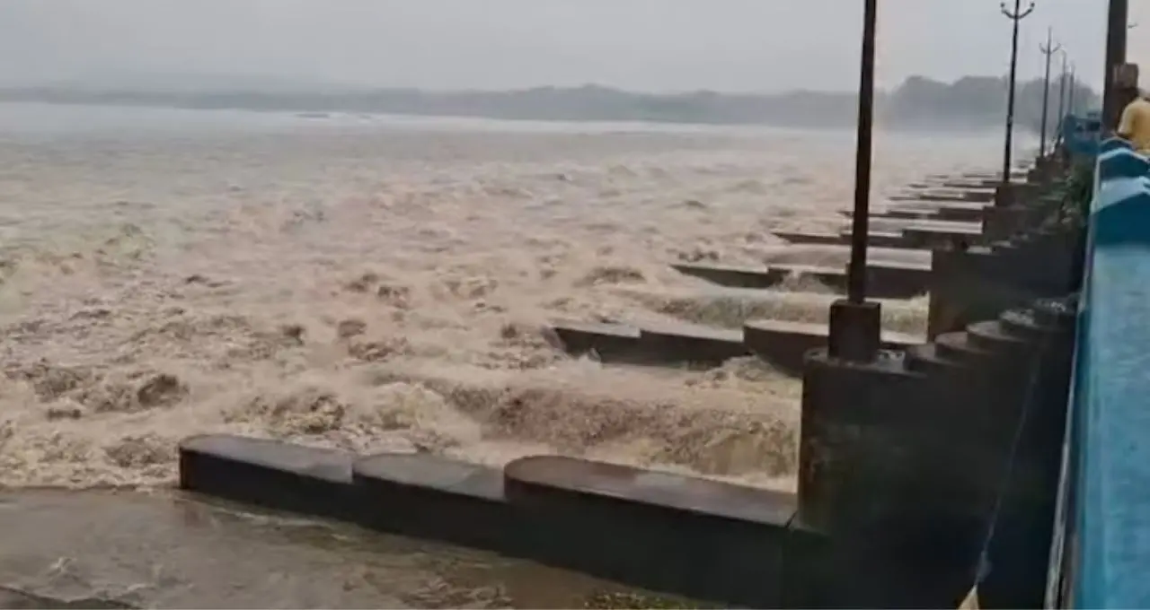 Durgapur Barrage: ফুঁসছে দামোদর! ১ লক্ষ ১১ হাজার কিউসেক জল ছাড়ল দুর্গাপুর ব্যারেজ, মাইথন-পাঞ্চেতেও বাড়ল চাপ

