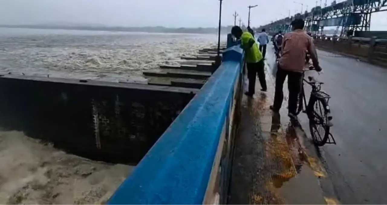 Durgapur Barrage: ফুঁসছে দামোদর! ১ লক্ষ ১১ হাজার কিউসেক জল ছাড়ল দুর্গাপুর ব্যারেজ, মাইথন-পাঞ্চেতেও বাড়ল চাপ
