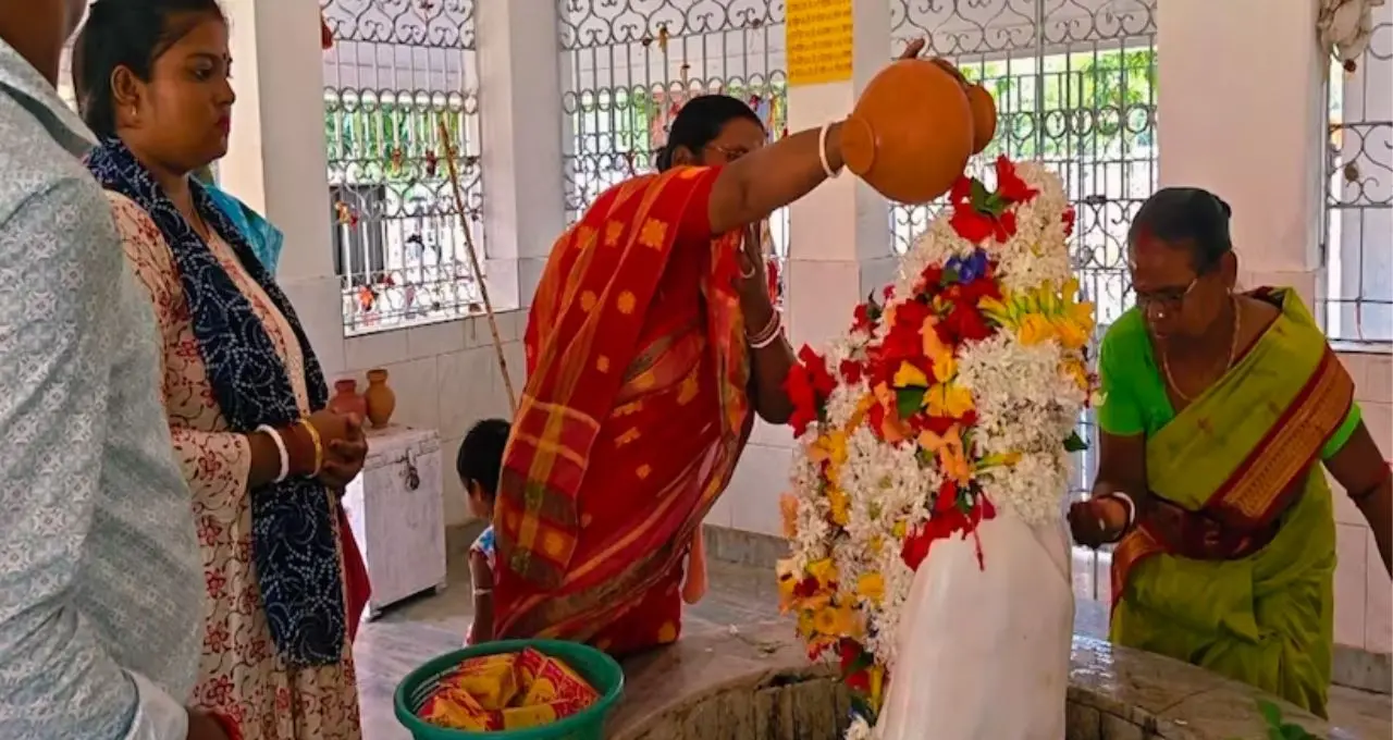Janmashtami 2026: জন্মাষ্টমীতে কচুয়া লোকনাথ ধামে ভক্তদের ঢল, কখন বাবার মাথায় জল ঢালবেন? জেনে নিন যাতায়াতের পথ

