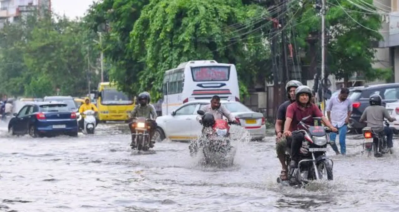 IMD Weather Alert: 18 घंटे में 25 राज्यों में भारी बारिश का अलर्ट, 70 KM की रफ्तार से चलेंगी हवाएं