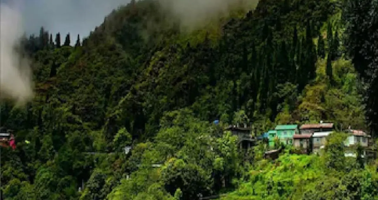 North Bengal Weather Update: উত্তরবঙ্গে ফের দুর্যোগের ভ্রুকুটি! ভারী বৃষ্টি, পাহাড়ে ধসের আশঙ্কা—আগামী ৪৮ ঘণ্টায় কী পরিস্থিতি?
