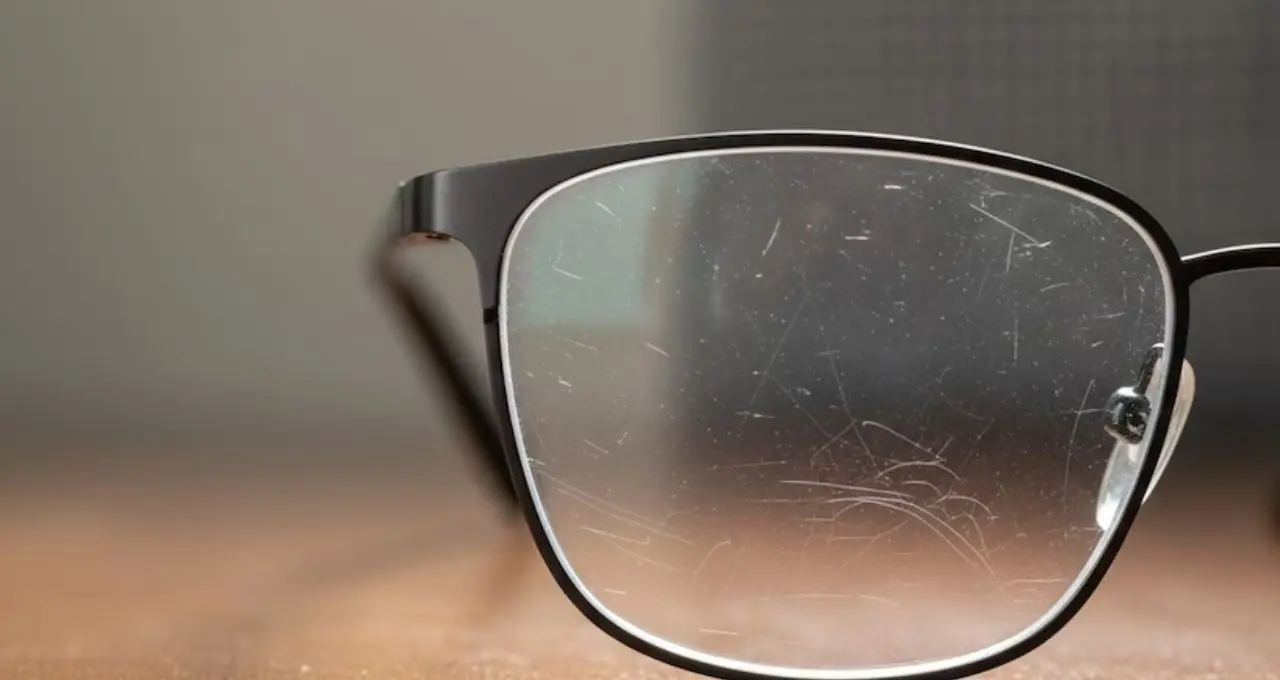 Eyeglasses Cleaning Mistakes: চশমা মুছতে এই ৫ জিনিস ব্যবহার করেন? আজই বদলান অভ্যাস, লেন্সে পড়তে পারে আঁচড়!
