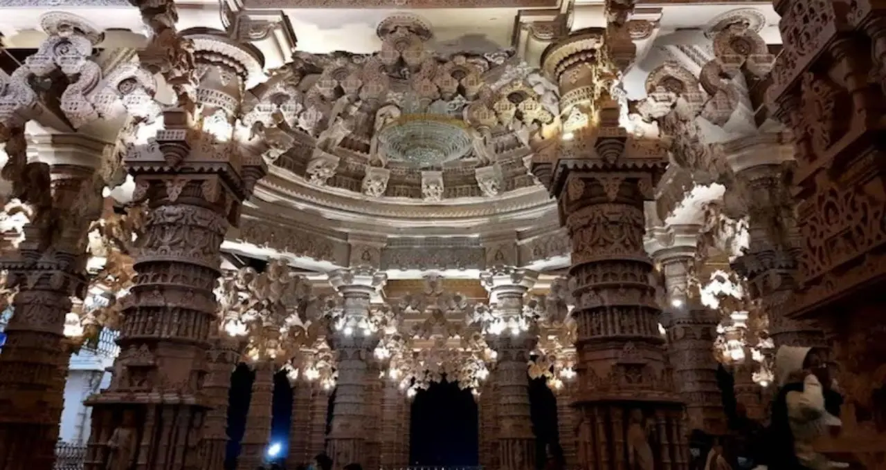 Joka Swaminarayan Temple: পাথরের কারুকাজে মুগ্ধ হবেন! জন্মাষ্টমীতে কলকাতার কাছেই ঘুরে আসুন জোকার অপূর্ব স্বামীনারায়ণ মন্দিরে
