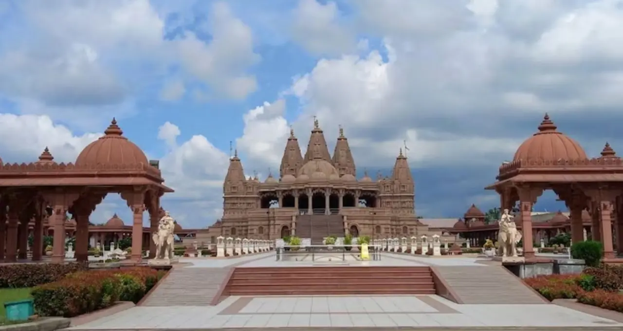 Joka Swaminarayan Temple: পাথরের কারুকাজে মুগ্ধ হবেন! জন্মাষ্টমীতে কলকাতার কাছেই ঘুরে আসুন জোকার অপূর্ব স্বামীনারায়ণ মন্দিরে
