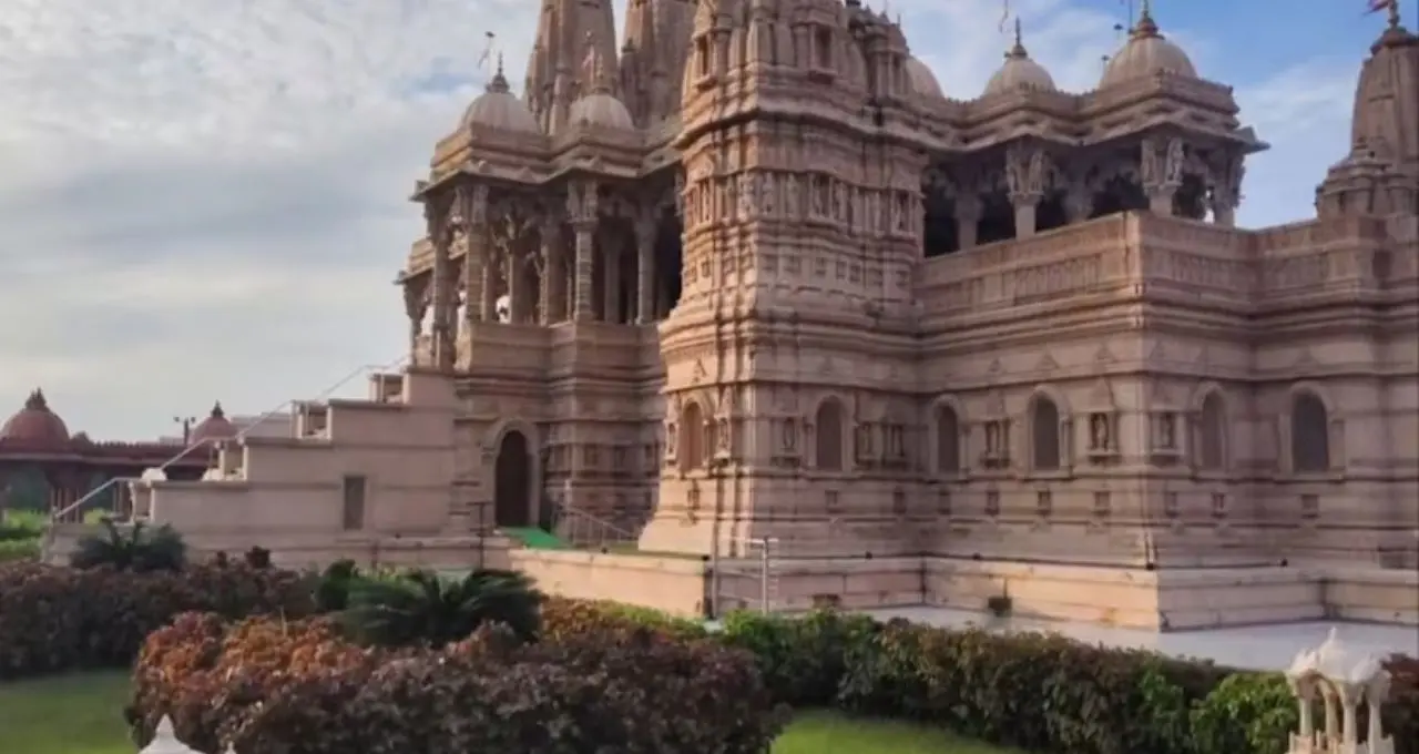 Joka Swaminarayan Temple: পাথরের কারুকাজে মুগ্ধ হবেন! জন্মাষ্টমীতে কলকাতার কাছেই ঘুরে আসুন জোকার অপূর্ব স্বামীনারায়ণ মন্দিরে
