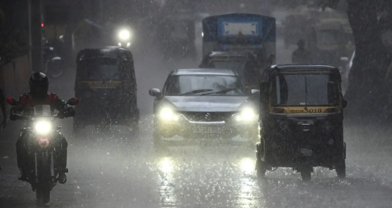 Weather Alert: यूपी-बिहार समेत 20 राज्यों में बारिश-आंधी का अलर्ट, 80 KM तक चलेंगी हवाएं
