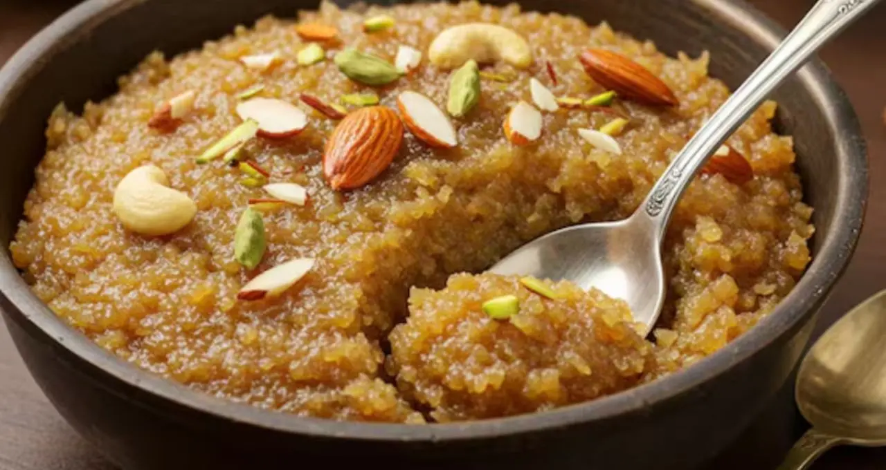 Janmashtami Mohanbhog Recipe: জন্মাষ্টমীতে গোপালের ভোগে বানান নরম-গরম মোহনভোগ! সুজি ভাজার এই কৌশল জানলে দলা পাকাবে না
