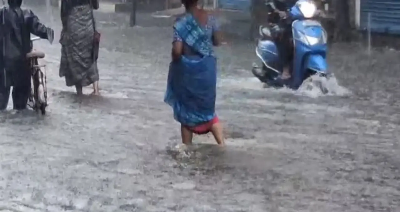 IMD Weather Update: উত্তরবঙ্গে কাটছে না দুর্যোগের রেশ! জলপাইগুড়ি-আলিপুরদুয়ারে অতিভারী বৃষ্টির কমলা সতর্কতা, সপ্তাহান্তেও ভারী বর্ষণ
