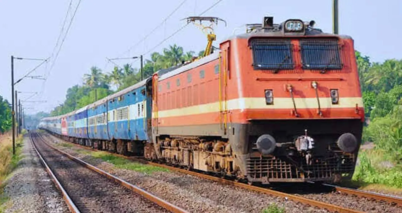 गोरखपुर में 6 घंटे खड़ी रही गरीब रथ तो भड़के यात्री, रेल पर उतरकर किया हंगामा
