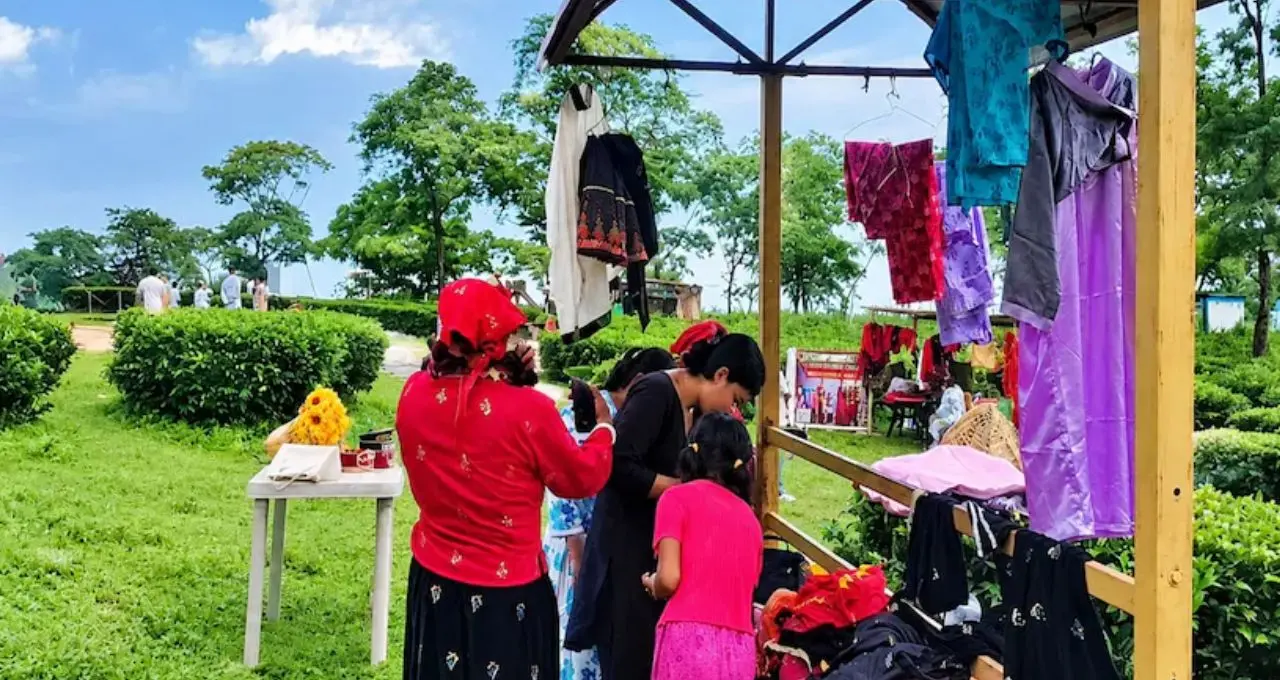 Offbeat Dooars Tour: ব্রেক-আপের পর মনখারাপ? চা-বাগান, নদী আর পাহাড়ের মাঝে হারিয়ে যান লঙ্কাপাড়ায়! পুজোয় ঘুরে দেখুন ডুয়ার্সের নতুন ঠিকানা

