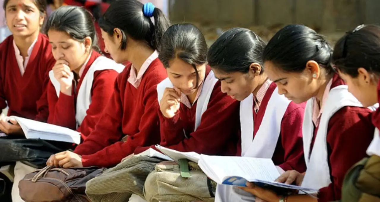 डिस्टेंस एजुकेशन में पहाड़ की बेटियां आगे, 35,520 छात्रों के मुकाबले 48,287 छात्राओं ने लिया दाखिला