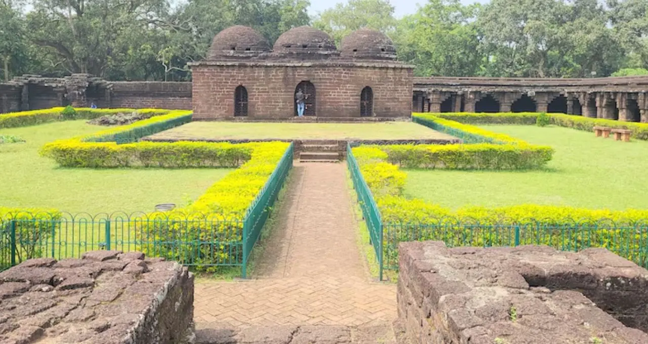 Weekend Destination: জঙ্গলের পথে হাতির দেখা, ঝরনার জলধারা, ইতিহাসের রহস্য—কলকাতার কাছেই এই ২ জেলায় পুজোয় ঘুরে আসুন