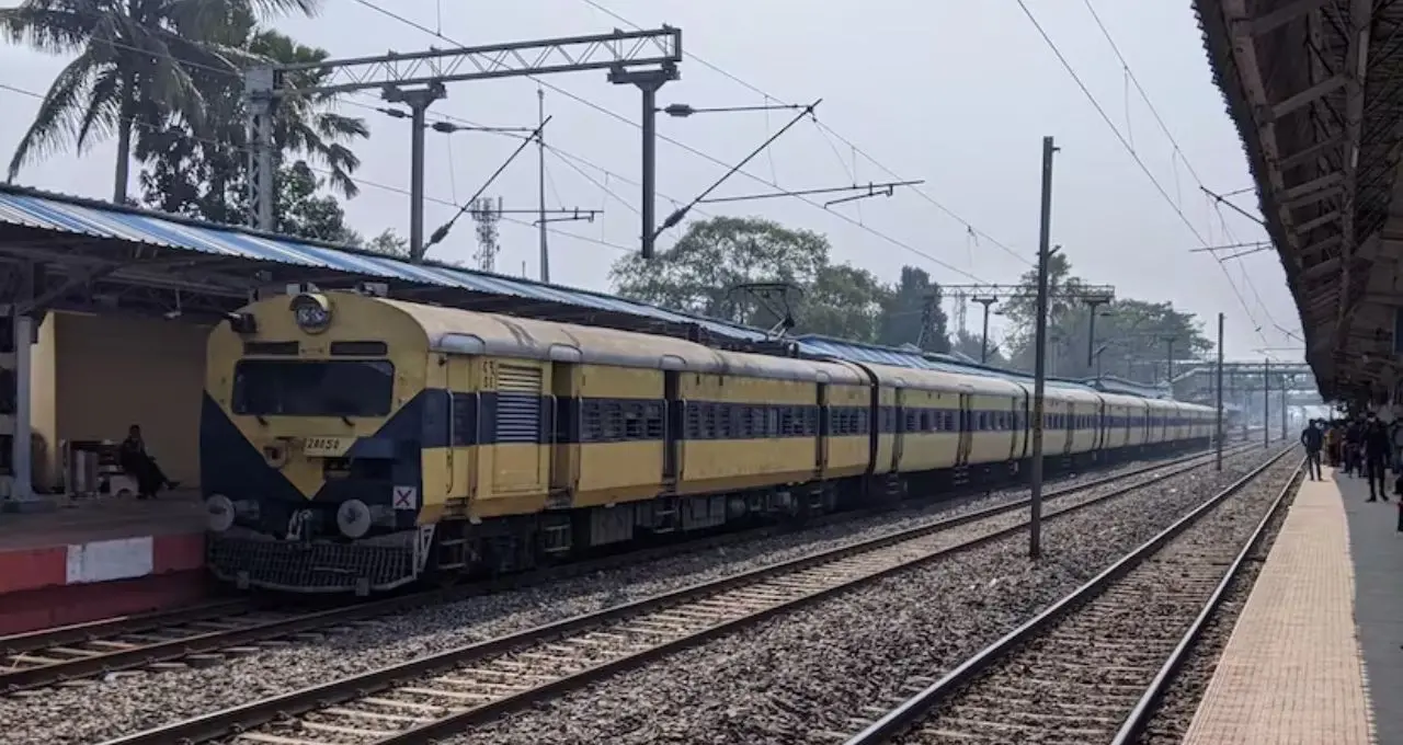 Indian Railways: ফরাক্কায় রেললাইনে ধস, বাতিল একাধিক ট্রেন! কবে স্বাভাবিক হবে পরিষেবা? জানাল রেল
