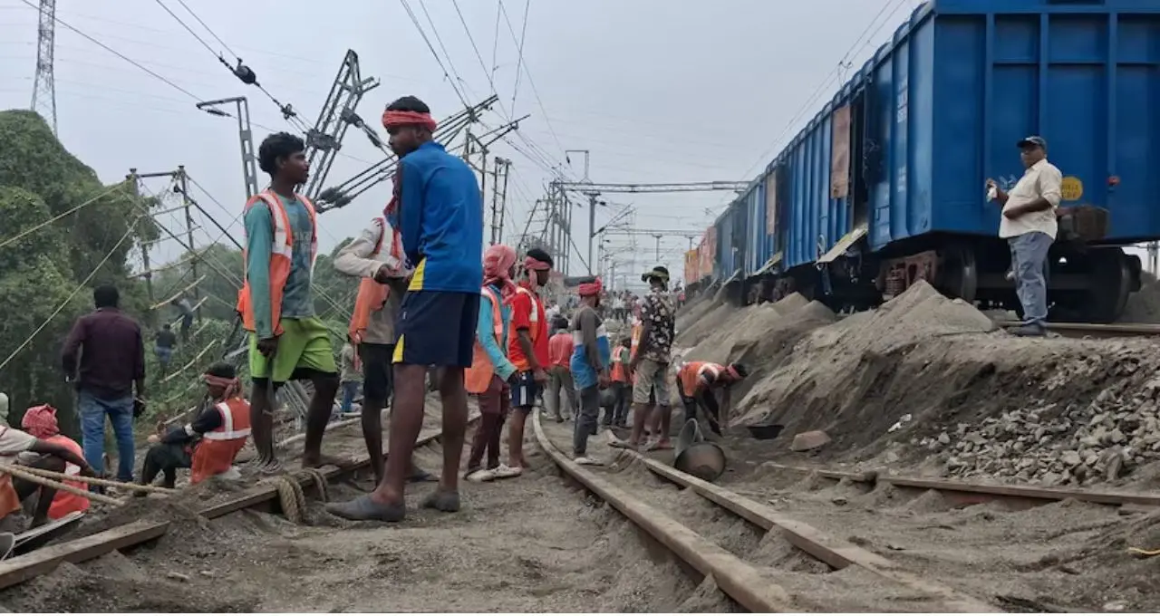 Indian Railways: ফরাক্কায় রেললাইনে ধস, বাতিল একাধিক ট্রেন! কবে স্বাভাবিক হবে পরিষেবা? জানাল রেল

