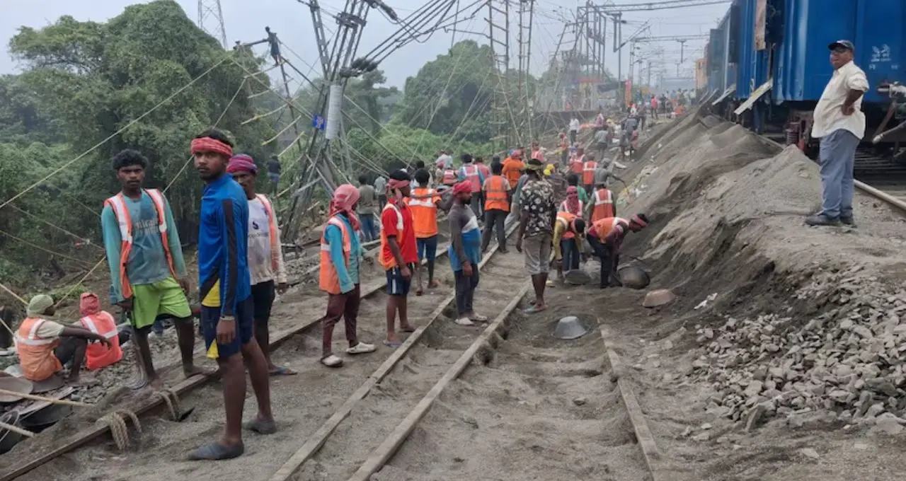 Indian Railways: ফরাক্কায় রেললাইনে ধস, বাতিল একাধিক ট্রেন! কবে স্বাভাবিক হবে পরিষেবা? জানাল রেল
