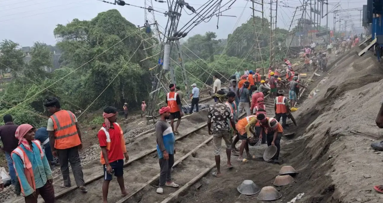 Indian Railways: ফরাক্কায় রেললাইনে ধস, বাতিল একাধিক ট্রেন! কবে স্বাভাবিক হবে পরিষেবা? জানাল রেল
