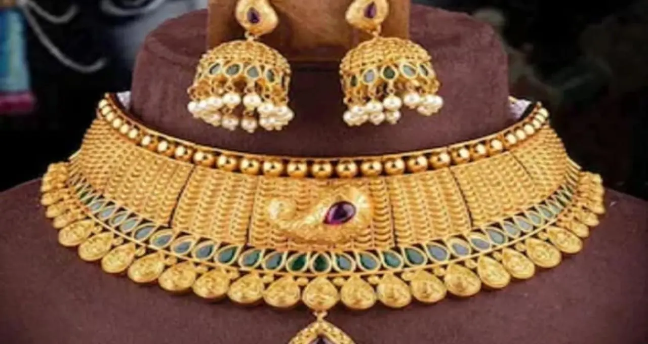 Latest Gold Price: জন্মাষ্টমীর দিনেই সোনার দামে বড় বদল! ১ গ্রাম কিনতে কত টাকা লাগবে? কলকাতার আজকের দর জেনে নিন
