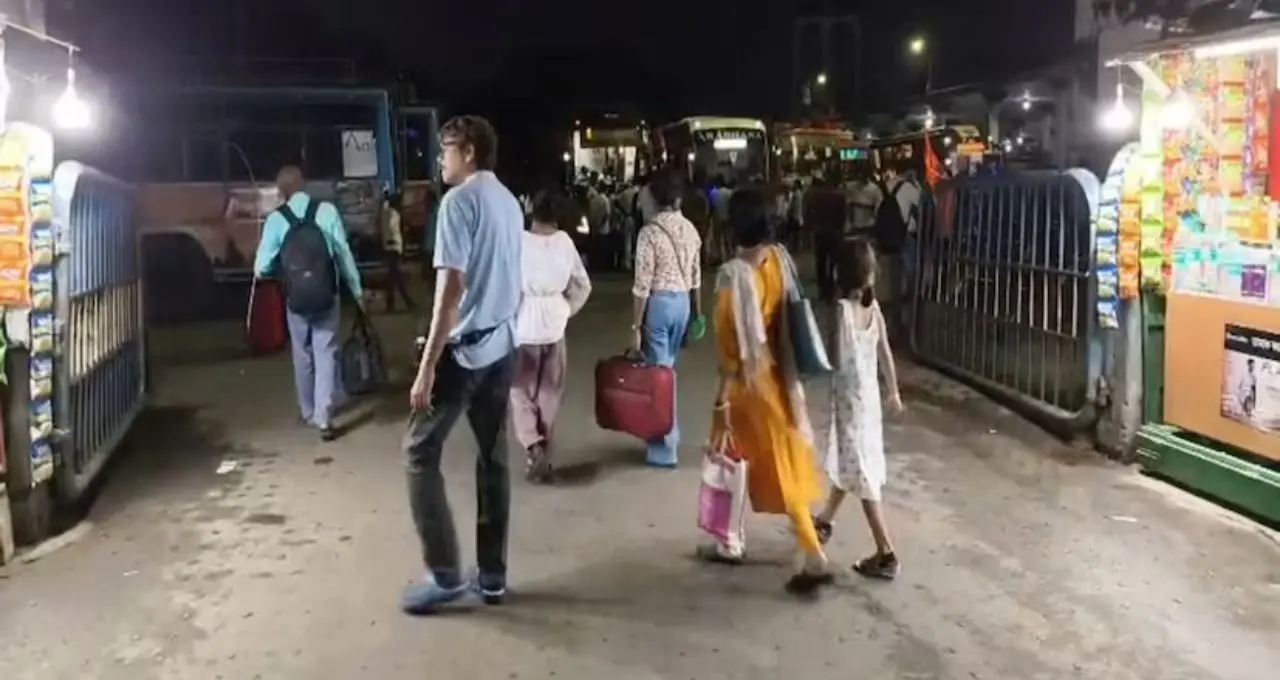 Bus Fare Hike: ট্রেন বাতিল হতেই শিলিগুড়িতে বাসের টিকিটের হাহাকার! বাড়তি ভাড়া দিয়ে কলকাতা ফিরলেন যাত্রীরা
