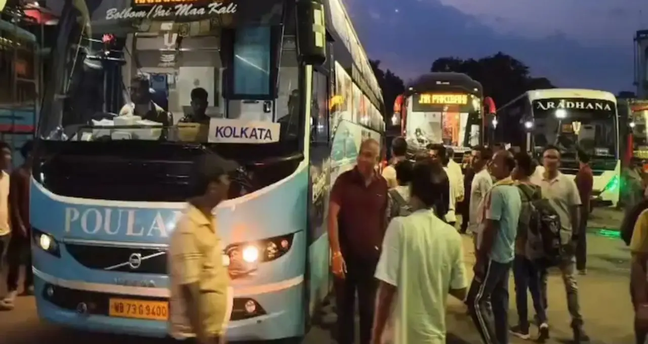 Bus Fare Hike: ট্রেন বাতিল হতেই শিলিগুড়িতে বাসের টিকিটের হাহাকার! বাড়তি ভাড়া দিয়ে কলকাতা ফিরলেন যাত্রীরা
