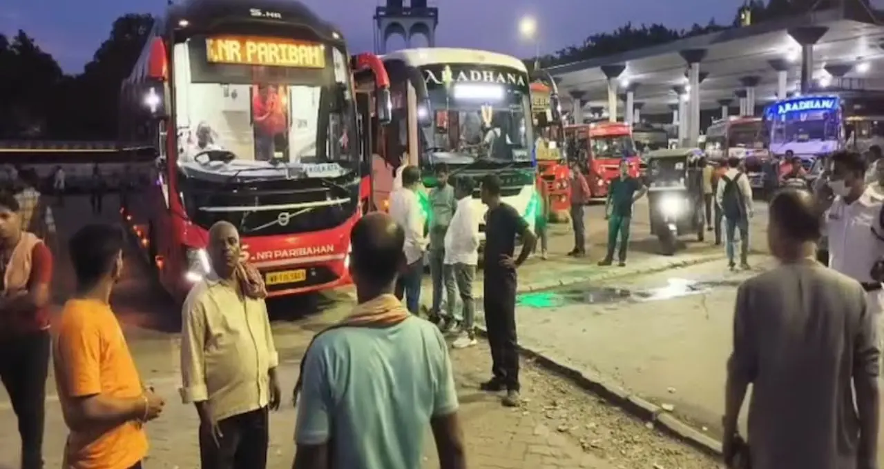 Bus Fare Hike: ট্রেন বাতিল হতেই শিলিগুড়িতে বাসের টিকিটের হাহাকার! বাড়তি ভাড়া দিয়ে কলকাতা ফিরলেন যাত্রীরা

