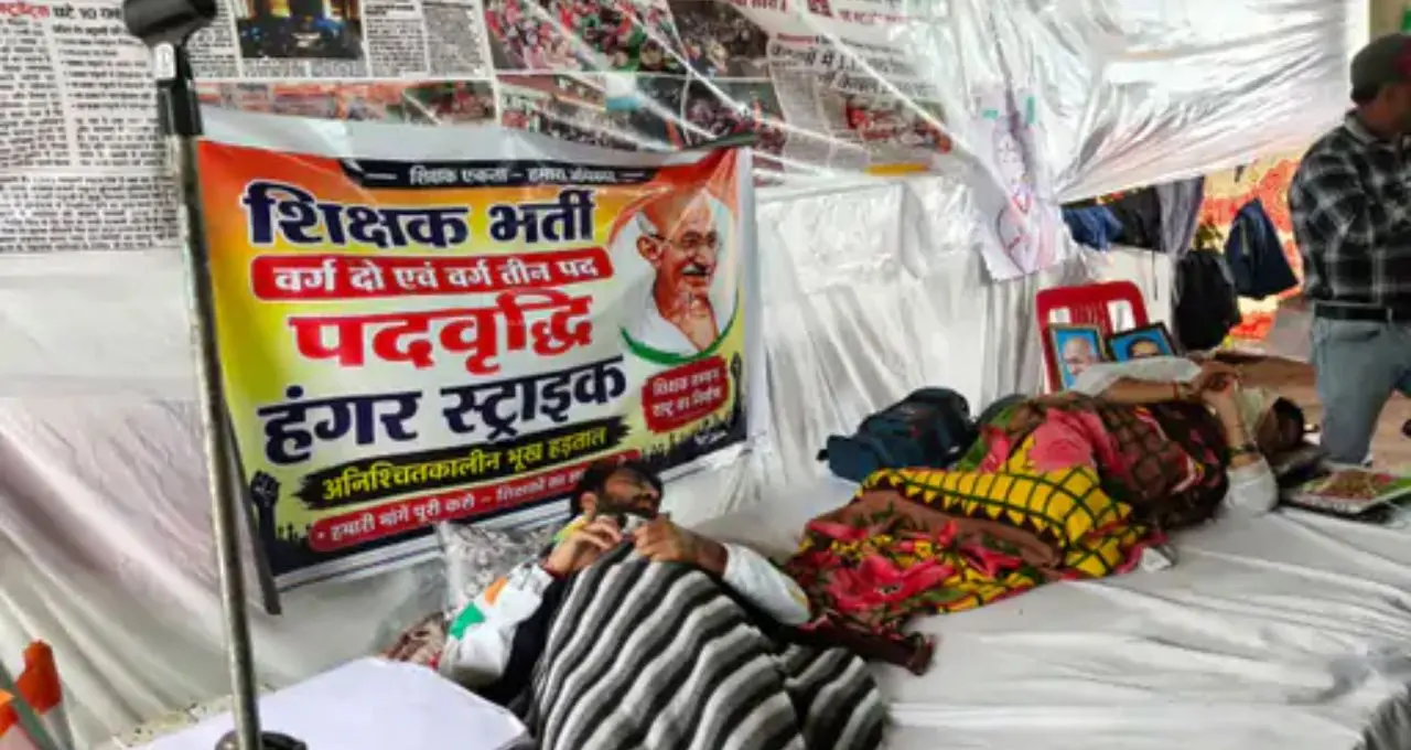 शिक्षक भर्ती अभ्यर्थियों के धरने में पहुंचे दिग्विजय सिंह, 15 दिनों से जारी है भूख हड़ताल