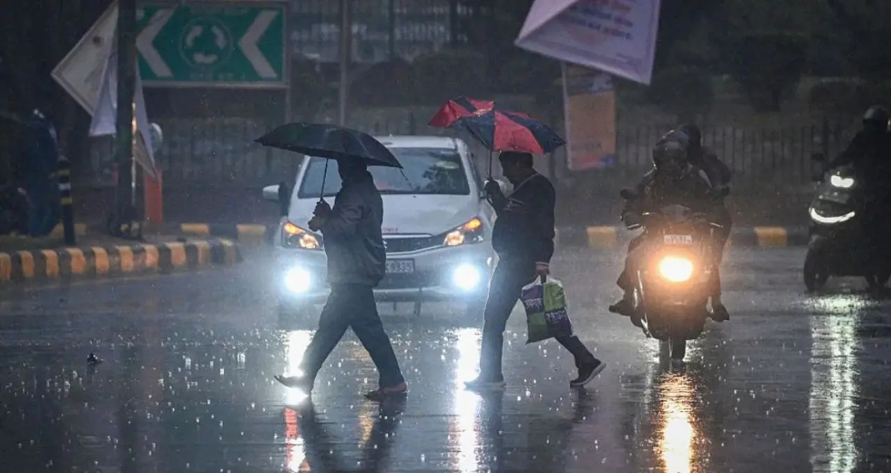 IMD Weather Alert: 24 राज्यों में भारी बारिश और आंधी का अलर्ट, 80 KM की रफ्तार से चलेंगी हवाएं
