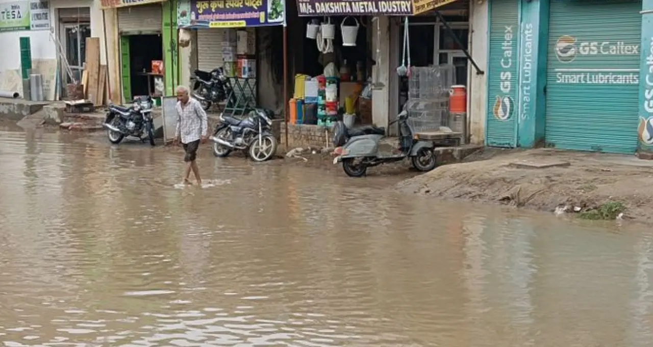 Rajasthan Weather: दौसा में घर-दुकानों में घुसा पानी, जयपुर में 6 डिग्री गिरा पारा, 20 जिलों में अलर्ट