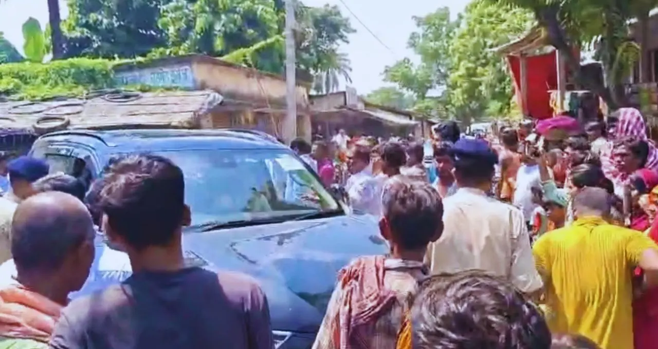 जयपुर में कांग्रेस प्रत्याशी का विरोध, MLA की गाड़ी घेरा और काले झंडे दिखाए; प्रदर्शनकारी कार पर चढ़े