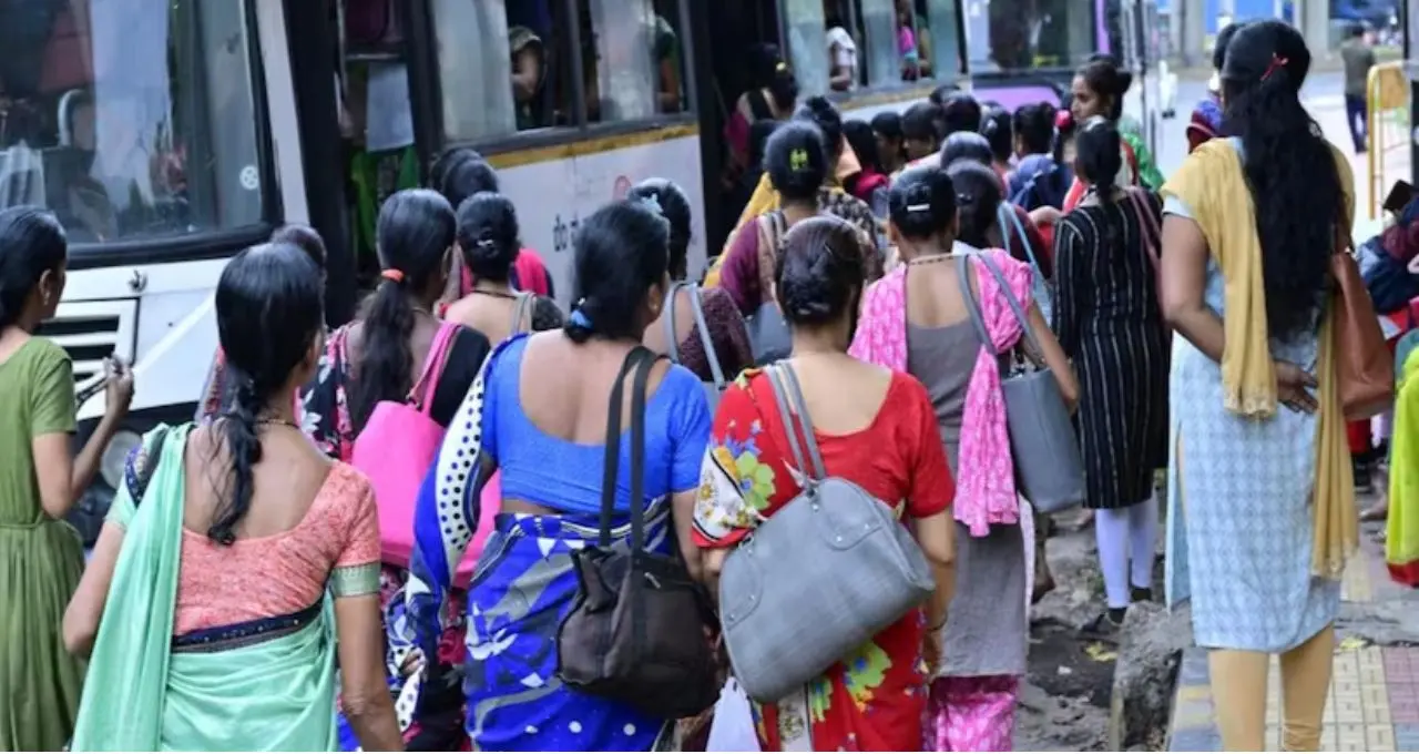 সরকারি বাস না থামলে আর ভোগান্তি নয়! অভিযোগ জানান এই নম্বরে, কন্ডাক্টরের পোশাকে বডি ক্যামেরার পরিকল্পনা
