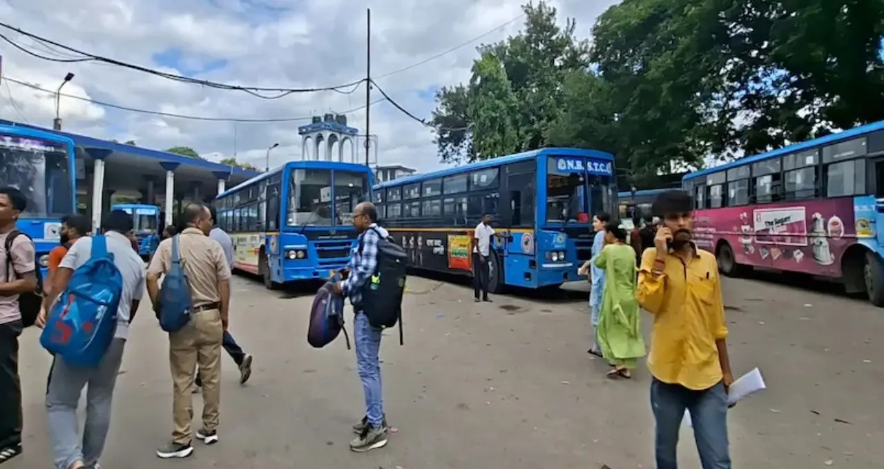 ফারাক্কায় ধস, ট্রেন চলাচলে বিপর্যয়! উত্তরবঙ্গের যাত্রীদের স্বস্তি দিতে শিলিগুড়ি থেকে নামছে ৪০ অতিরিক্ত বাস
